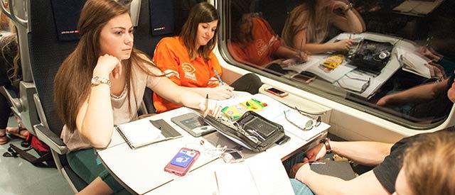 博天堂官方入口登陆登录的女学生在火车上写作